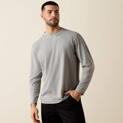 A man wearing Ariat Baselayer T-shirt in grey
